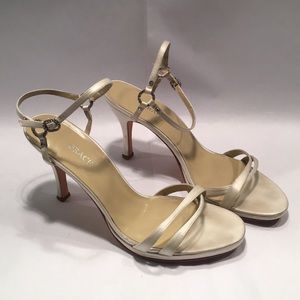 Ivory dress shoe w/rhinestone detail, size 9.